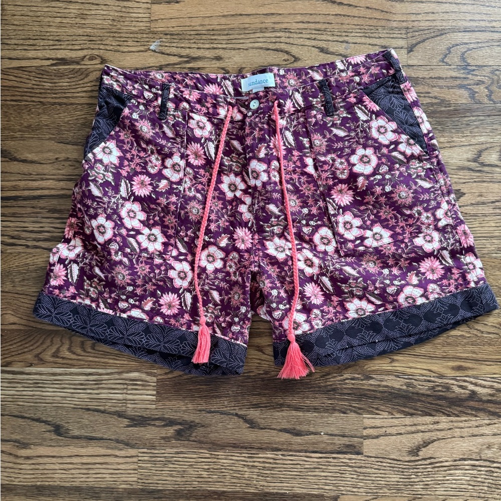 Sundance floral shorts NWT size Large